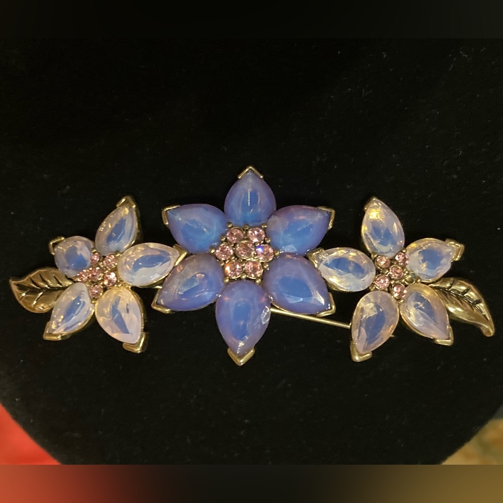 Vibrant vintage tri star brooch in amazing purple hues